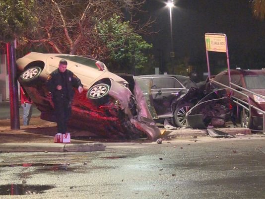 Un hombre fue rescatado después de estrellarse en el estacionamiento de HEB 