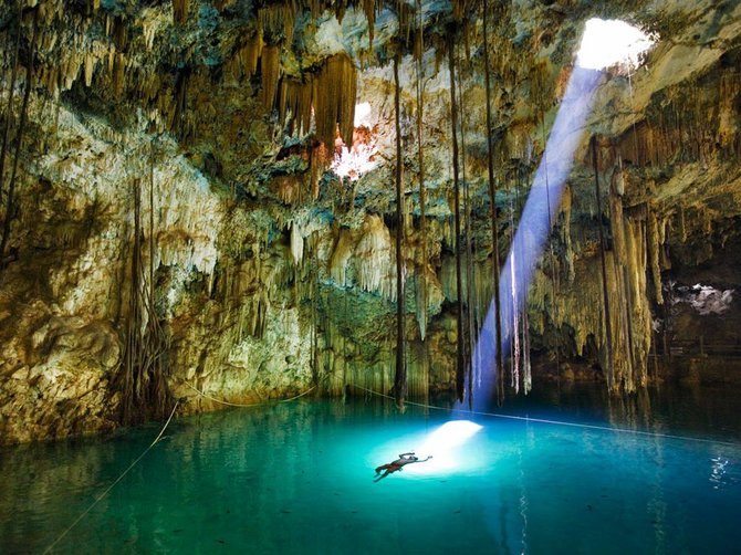Los cenotes son pozos de agua dulce en cuevas con el cielo descubierto. Los Mayas tenían una fuerte conexión con los cenotes, ya que eran su fuente de agua, y también los consideraban la entrada al inframundo.