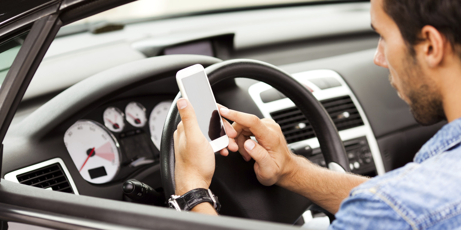Senado aprueba ley que prohíbe cualquier uso del celular con las manos mientras se está conduciendo Boston's Online Hispanic Community | El Planeta