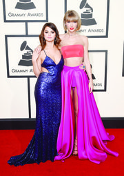 DÚO. Selena Gómez (i) y Taylor Swift, ganadora del premio al álbum del año.