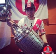 El hincha peruano Richard Flores mandó a elaborar la réplica de la Copa Libertadores para disfrutar aún más con sus compañeros de la Filial de River Plate en Washington, DC, en cada partido del club.