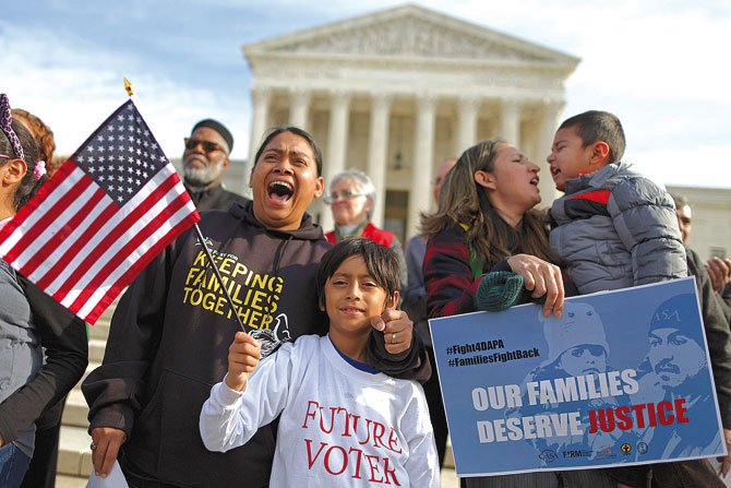 Demócratas pelean  por alivios migratorios