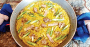 LA PAELLA. De fideuá con pato confitado y foie gras.
