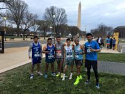 Atletas guatemaltecos en la Avenida Constitution de Washington, DC, antes de la partida de Rock and Roll Half and Full Marathon.