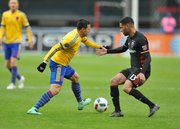 El guatemalteco Marco Pappa (izq.) del Colorado Rapids, avanza con el balón ante la marca de Lamar Neagle del DC United en acción del cotejo en el estadio RFK de Washington, el domingo 20 de marzo de 2016.