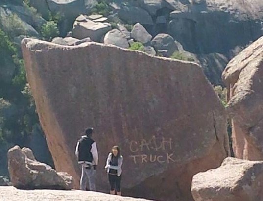 Autoridades están en busca de la pareja que marco Enchanted Rock 