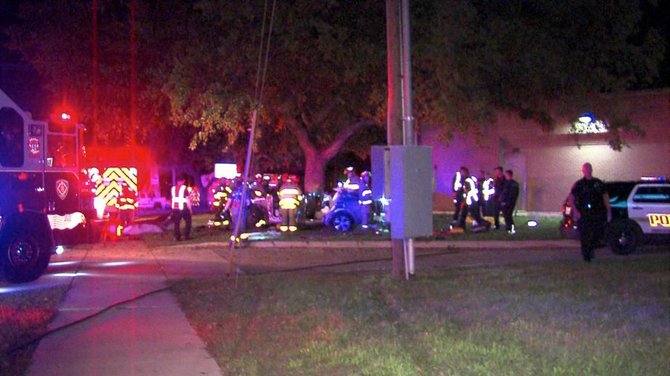 Conductor intoxicado choca contra un árbol, mata a 2 personas en la parte sur de San Antonio