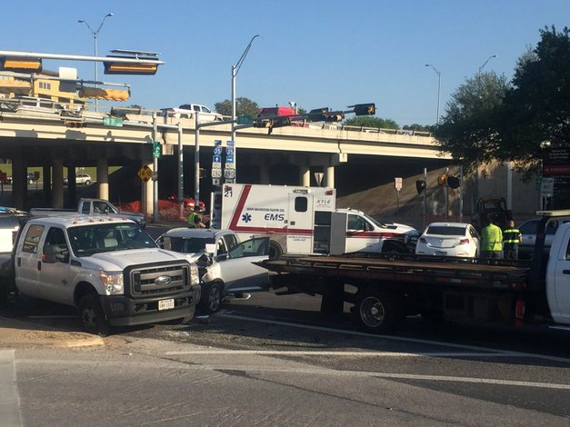 Un coche choco contra una ambulancia en el centro de Austin