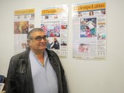 Elías Polío junto a ejemplares históricos de El Tiempo Latino.