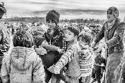 NIÑOS. Esperando a recibir comida en el campo de refugiados de idomeni, Grecia.
