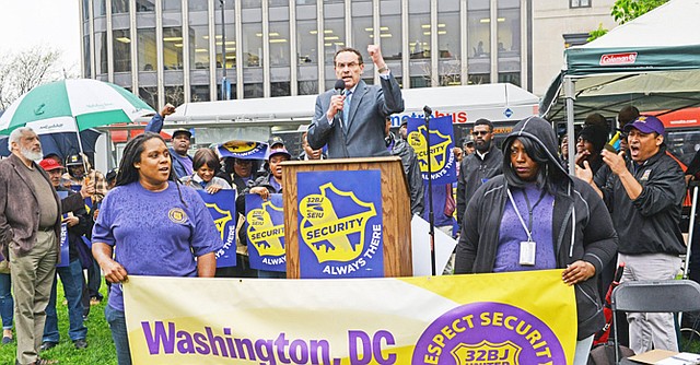 El ex alcalde de DC, Vincent Gray, apoyó a los trabajadores durante la manifestación del lunes 4 de abril.