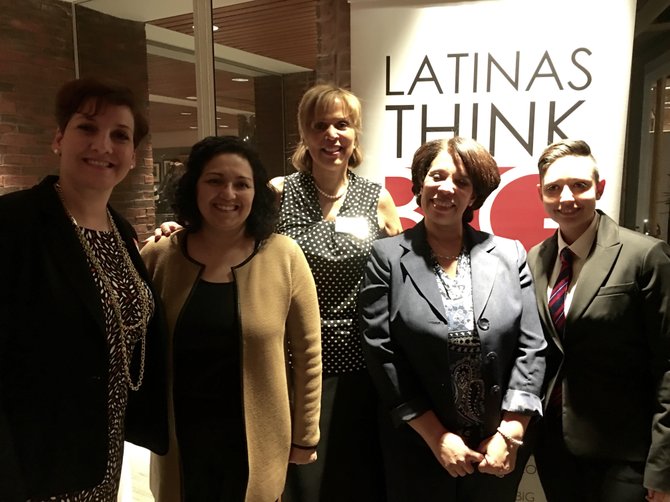 Ruth Molina, directora ejecutiva de New England HERC; Leticia García de Harvard Business School Leadership Initiative; Alexandra Martinez, Assistant Dean, Student Diversity and Inclusion de Harvard Kennedy School; Dra. Angélica Pérez-Litwin, fundadora de la organización Latinas Think Big; y Erika Carlsen, Program Manager, Center for Public Leadership, Harvard Kennedy School.