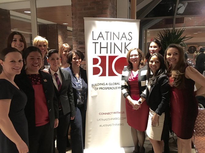 Ruth Molina, directora ejecutiva de New England HERC; Leticia García de Harvard Business School Leadership Initiative; Alexandra Martinez, Assistant Dean, Student Diversity and Inclusion de Harvard Kennedy School; Dra. Angélica Pérez-Litwin, fundadora de la organización Latinas Think Big; y Erika Carlsen, Program Manager, Center for Public Leadership, Harvard Kennedy School.