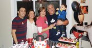 FAMILIA.Claudia Campos con su hijo Alex (izq.). y esposa, Juliana Monsalve. Al lado, su esposo Carlos Ugarte y su nieto Lucas, hace un año.