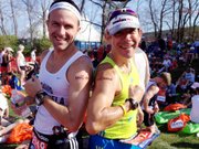 FELICES. David Martínez Fumoleau y Eduardo Caro momentos antes de la partida en la maratón de Boston 2012 en la que fueron afectados por el fuerte calor.