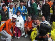 JUNTOS. David Martínez Fumoleau (abajo a la izquierda) con otros corredores y familiares después del Maratón de Boston de 2013, cerca de la línea de llegada y antes de las explosiones.