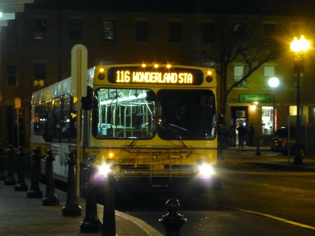 MBTA estudia operar 8 rutas de autobús nocturno 