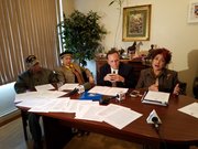 Regla González (der.) habla a los medios acompañada por el abogado John Lee Diaz (a su izquierda), Maria Sanchez de Mission Hill Hispanic Social Comitee y Tony Molina, de la Asociación de Veteranos de Puerto Rico.