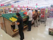 TIENDA. Empleados y compradores el martes 26 de abril de 2016 en el Supermercado Food Star de Arlington, VA.