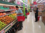 PRODUCTOS. Consumidores seleccionan vegetales y frutas en Food Star el martes 26 de abril de 2016.