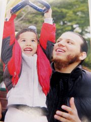 Daniel Salgado, de 21 años, con su hijo Xavier, de 4 años.