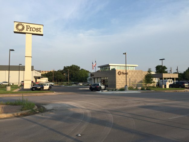 Frost Bank en E. Anderson Lane, fue robado