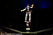 James González ensayando su número de Rola Bola sin vestuario, antes de la premiere de KURIOS en Boston | FOTO: Sergio Pereira
