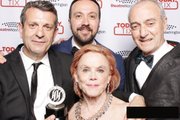 Rebecca y Hugo Medrano(der.) celebran junto al director Jose Luis Arellano, (centro) y al productor David Peralto, los premios Helen Hayes,. "Yerma", se llevó seis galardones el luens 23 de mayo.