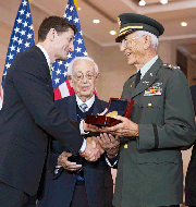 ORO. El presidente de la Cámara de Representantes, Paul Ryan (izq.), felicita al coronel Manuel Siverio (der.) y el sargento mayor José Colón, integrantes de Borinqueños, el cuerpo 65 de infantería del ejército de EE.UU.