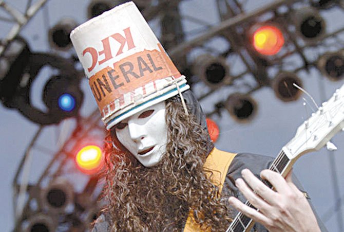 Emo’s recibe  al Buckethead 