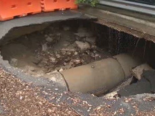 Agujero en la tierra provoca el cierre de una calle al noroeste de Austin