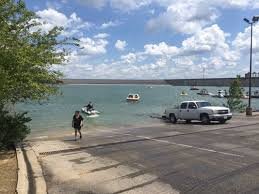 Niño herido por la hélice del motor de un barco en el lago Travis