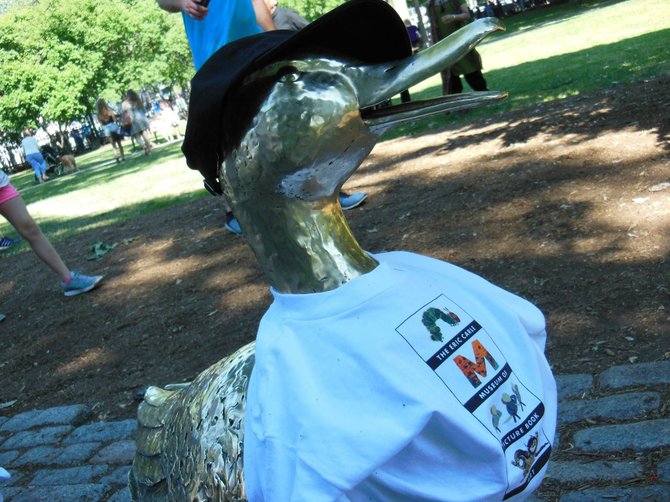 Como una manera de invitar a los bostonianos a la exposición de McClowsky, el Museo de Libros Ilustrados Eric Carle ha vestido a los patitos del Boston Common con su camiseta