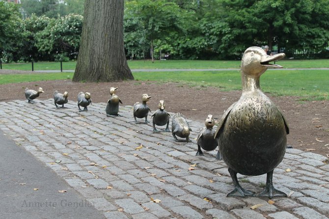 Escultura de los patitos de McClowsky hecha por la escultora Nancy Schon y expuesta de manera permanente en el parque Boston Common.