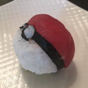 El Poke Ball Sushi de Ebi Sushi en Somerville, Massachusetts. 