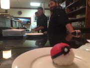 El equipo de Ebi Sushi sirviendo el Poke Ball Sushi