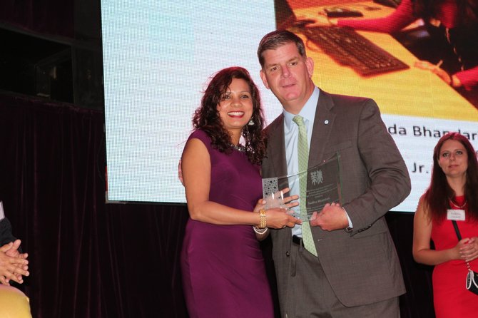 El Alcalde Marty Walsh presentó el Premio George A. Russell Jr. Al Desarrollo de la Carrera Careera a Sudha Bhandari. (Foto cortesía de Ling-Mei Wong)
