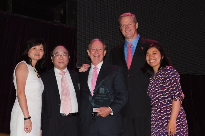 (De Izq. a Der.) La presidenta de la junta de AACA, Yongmei Chen; el director ejecutivo de AACA, Chau-ming Lee; el presidente y CEO de Eastern Bank, Richard Holbrook; el Gobernador Charlie Baker y Sherry Dong de Tufts Medical Center. (Foto cortesía de Ling-Mei Wong)

