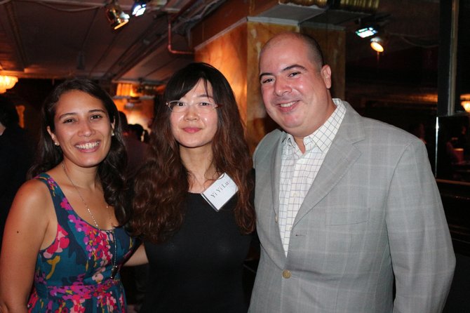 Tibisay Zea y Rafael Ulloa de El Planeta con Yi Yi Lu, coordinadora de participación comunitaria de AACA. (Foto cortesía de Ling-Mei Wong)