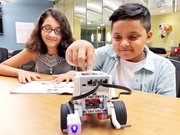 ROBOTS. Tania Guzmán y Carlos Benítez se unieron al club de robótica de Gunston Middle School hace dos años.