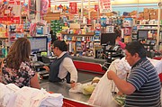 AMBIENTE. Carolina Morales y Antonio Paniagua atienden a clientes en Food Star el lunes 26 de septiembre de 2016.