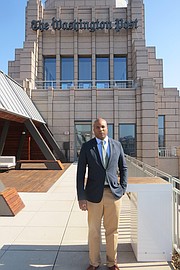 Derrick Gay en la terraza de The Washington Post en Washington, DC.