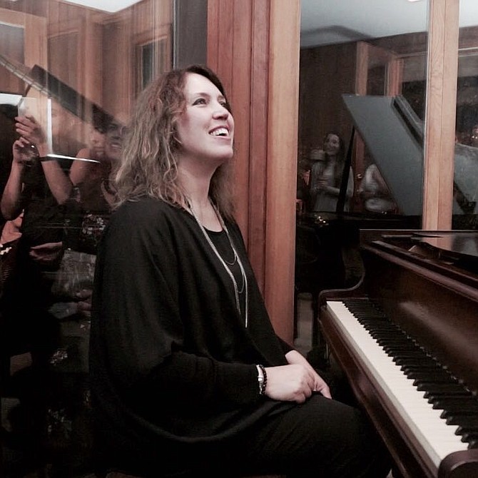 La pianista Gabriela Montero deleitó a la audiencia con una serie de improvisaciones  inspiradas por el tema de la violencia de género.