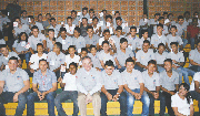 ESCUELA.El senador Tim Kaine en 2015 visitó en El Progreso, Honduras, el centro educativo en el que sirvió de voluntario en los años 80 del siglo XX