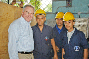 ORGULLO.Kaine (izq.) visitó la escuela-taller de El Progreso en 2015, 35 años después de trabajar de voluntario.