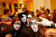 DISFRACES: Jóvenes vestidas al estilo del Grupo Kiss en una fiesta en DC.