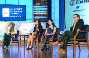 PANEL. (De izq. a der.) Sara J. Ibrahim del US Committee for Refugees & Immigrants, las directoras de “After Spring”, Ellen Martínez y Steph Ching, y el moderador del panel, el director de El Tiempo Latino Alberto Avendaño.