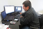 TÉCNICO. Mitchel Burgos, uno de los expertos de Eagle Tech Corp, trabaja en la data de clientes con el servicio remoto que presta la empresa.