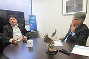 DIRECTIVOS. Eduardo Lavilla (izq.), explica a El Tiempo Latino sobre los servicios de Eagle tech Corp., el viernes 21 de octubre de 2016 en la sede de la empresa en Springfield, Virginia, USA.
