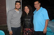PADRE E HIJOS. Manfredo Mejía Jr., Rosmary Mejía y Manfredo Mejía Sr. el martes 25 de octubre en Alexandria, VA.